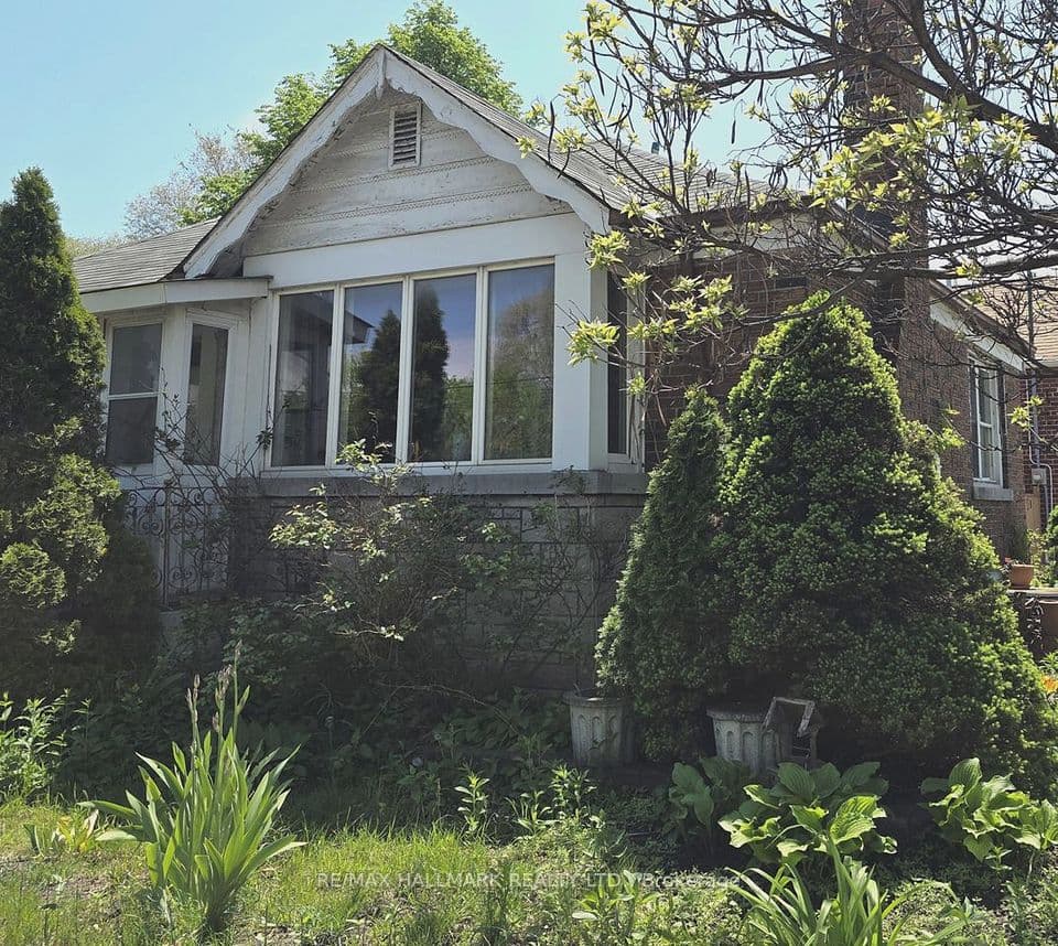 115 Lankin Boulevard, Toronto, ON M4J 4X2 – main photo