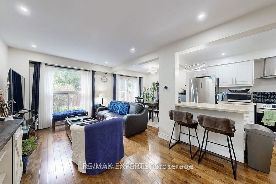 30 W Dundalk Drive 44, Toronto, ON M1P 2W5 – photo 2