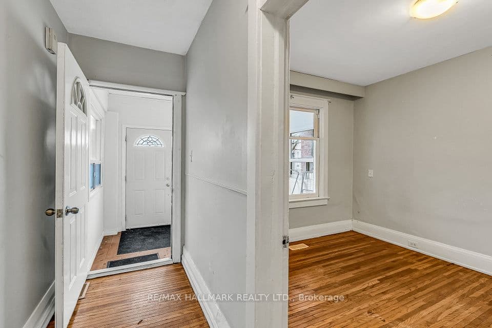 20 Kelvin Avenue, Toronto, ON M4C 5C8 – photo 2