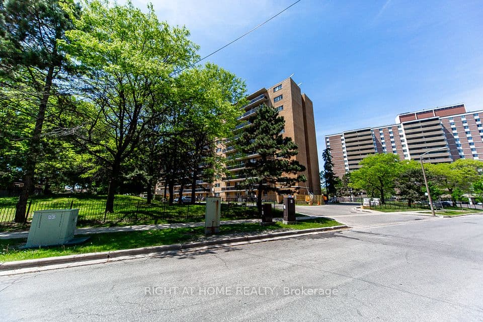 100 Dundalk Drive 315, Toronto, ON M1P 4V2 – main photo
