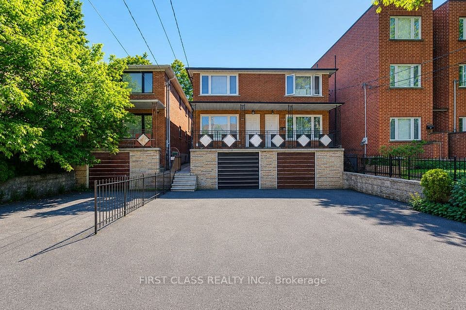 427 Leslie Street, Toronto, ON M4M 3E3 – main photo