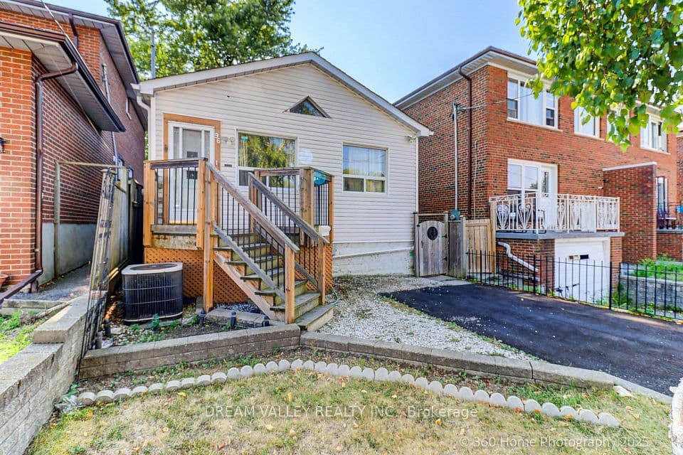 96 Laurel Avenue, Toronto, ON M1K 3J9 – main photo