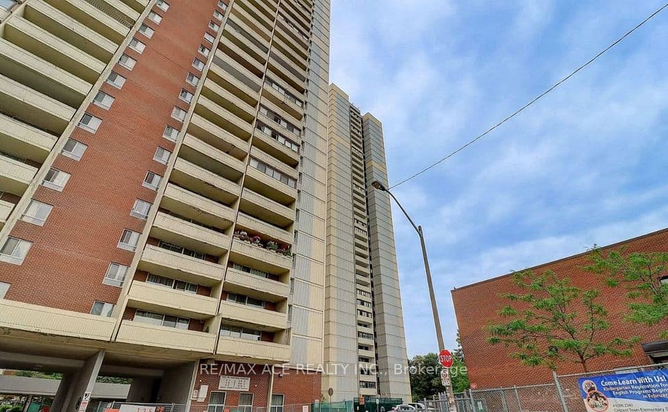 3 Massey Square 906, Toronto, ON M4C 5L5 – main photo