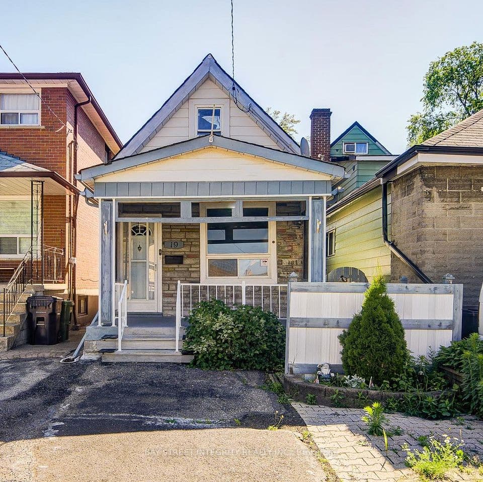 19 Robinson Avenue, Toronto, ON M1L 3S8 – main photo