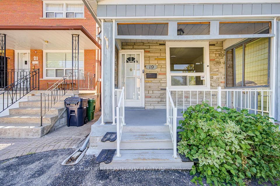 19 Robinson Avenue, Toronto, ON M1L 3S8 – photo 3