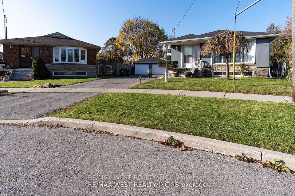 10 Pastrano Court, Toronto, ON M1M 1X1 – main photo