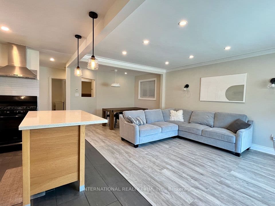 688 Sammon Avenue, Toronto, ON M4C 2E4 – photo 2