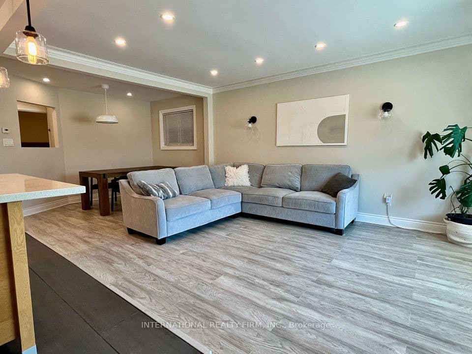 688 Sammon Avenue, Toronto, ON M4C 2E4 – photo 3