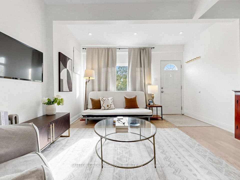 275 Victoria Park Avenue, Toronto, ON M4E 3S6 – main photo
