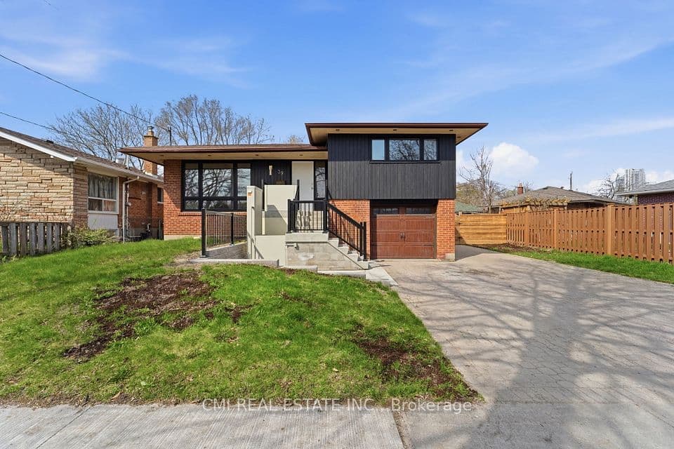 39 Earlton Road, Toronto, ON M1T 2R4 – main photo