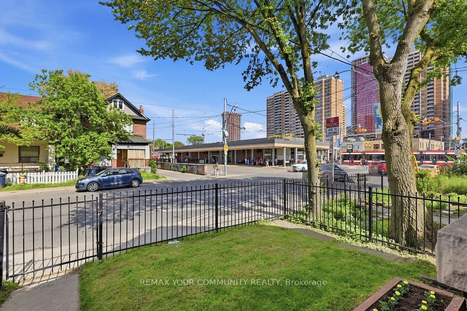 330 Main Street, Toronto, ON M4C 4X7 – photo 3