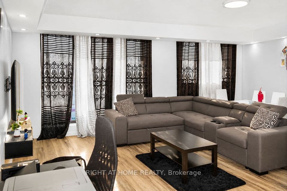 757 Victoria Park Avenue 1501, Toronto, ON M4C 5N8 – photo 2