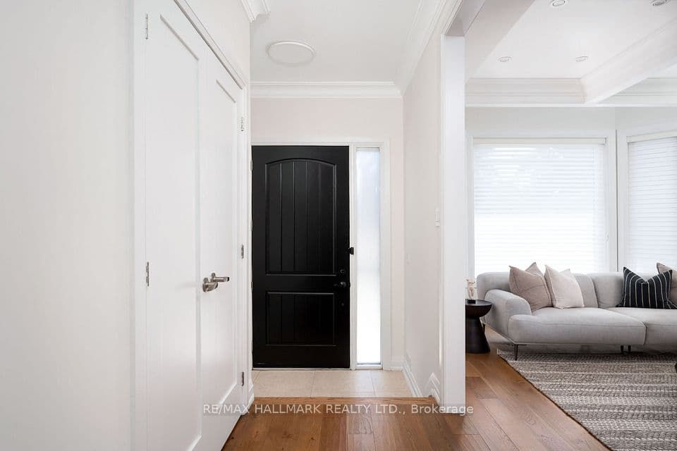 136 Glenwood Crescent, Toronto, ON M4B 1K2 – photo 3