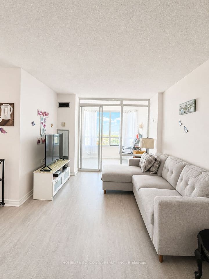 330 Alton Towers Circle 912, Toronto, ON M1V 5H3 – photo 3