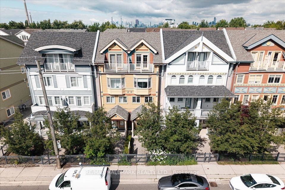 82 Woodbine Avenue, Toronto, ON M4L 2A2 – main photo