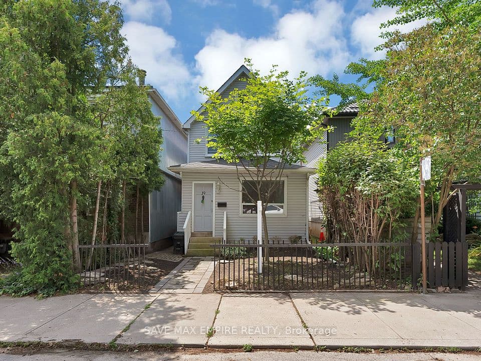 19 Minto Street, Toronto, ON M4L 1B5 – main photo
