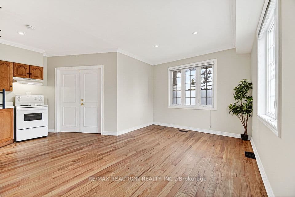 454 Donlands Avenue, Toronto, ON M4J 3S5 – photo 3