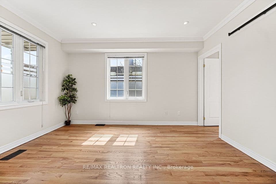 454 Donlands Avenue, Toronto, ON M4J 3S5 – photo 2