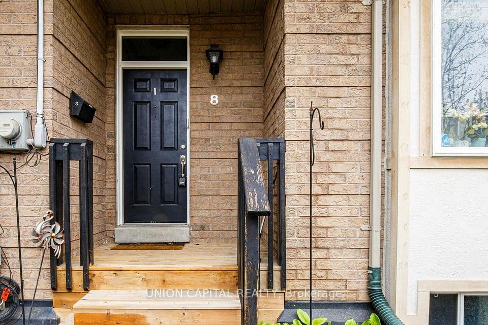 1 Bastedo Avenue 8, Toronto, ON M4C 5S7 – photo 3