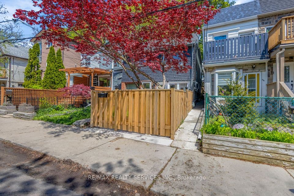 827 Craven Road, Toronto, ON M4L 2Z7 – photo 3