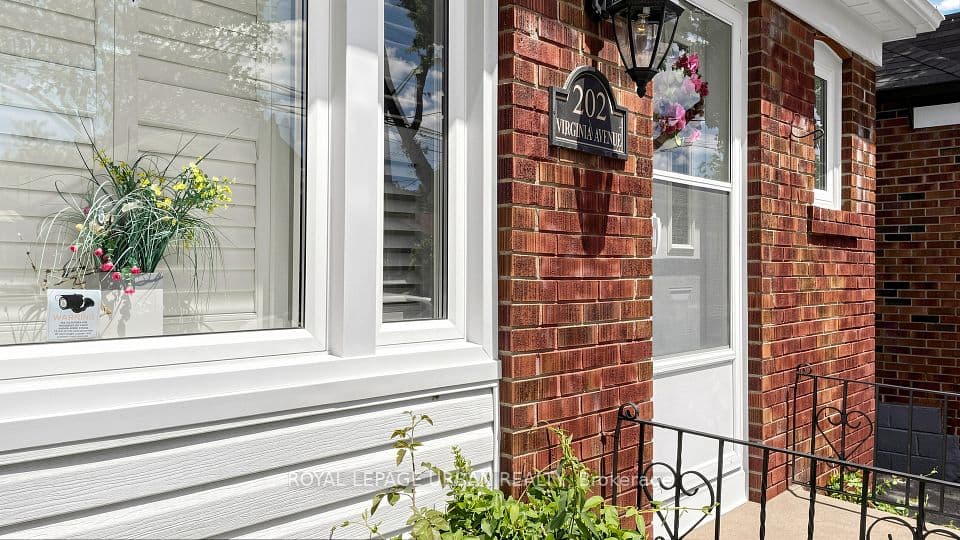 202 Virginia Avenue, Toronto, ON M4C 2T7 – photo 3