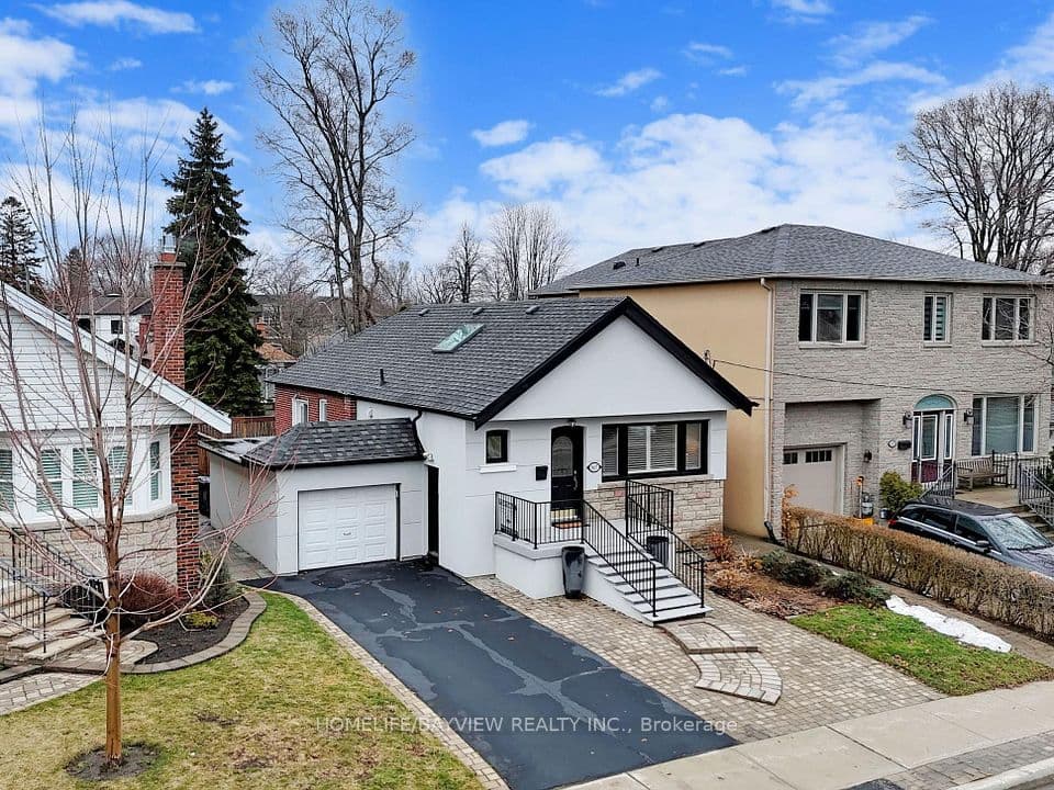 1607 Woodbine Heights Boulevard, Toronto, ON M4B 3A3 – main photo