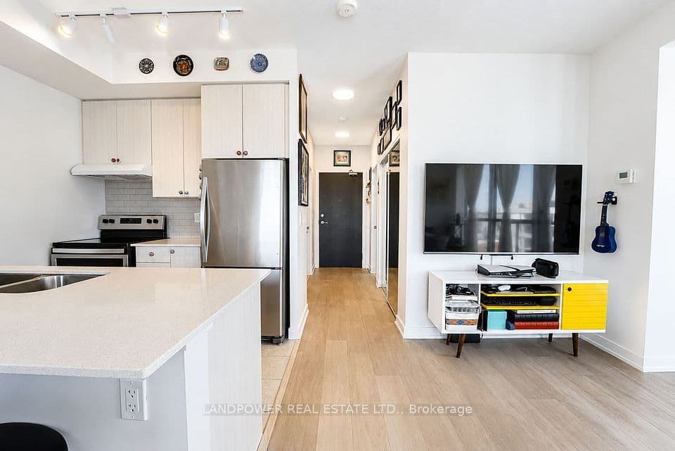 8 Trent Avenue 824, Toronto, ON M4C 5C6 – main photo