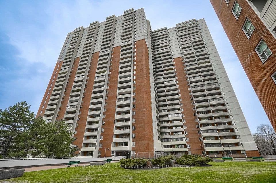 1 Massey Square 2614, Toronto, ON M4C 5L4 – main photo