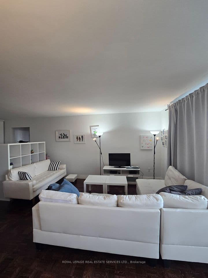 1 Massey Square 2614, Toronto, ON M4C 5L4 – photo 3