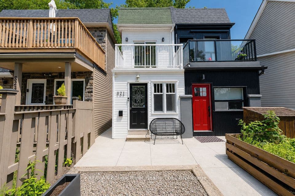 821 Craven Road, Toronto, ON M4L 2Z7 – main photo