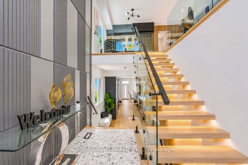 570 Main Street, Toronto, ON M4C 4Y4 – photo 3