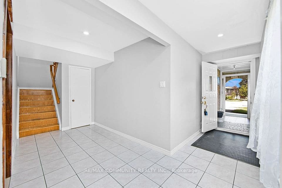 17 Tineta Crescent, Toronto, ON M1S 2Y5 – photo 2