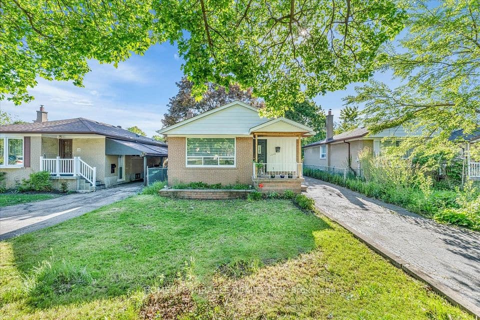 1238 Pharmacy Avenue, Toronto, ON M1R 2H9 – main photo
