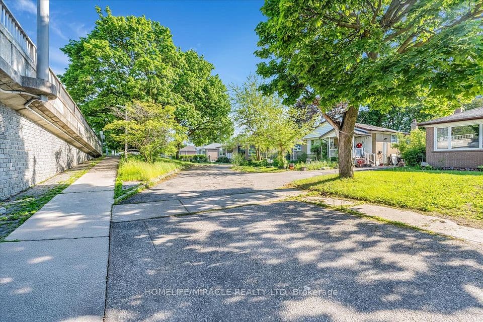 1238 Pharmacy Avenue, Toronto, ON M1R 2H9 – photo 2
