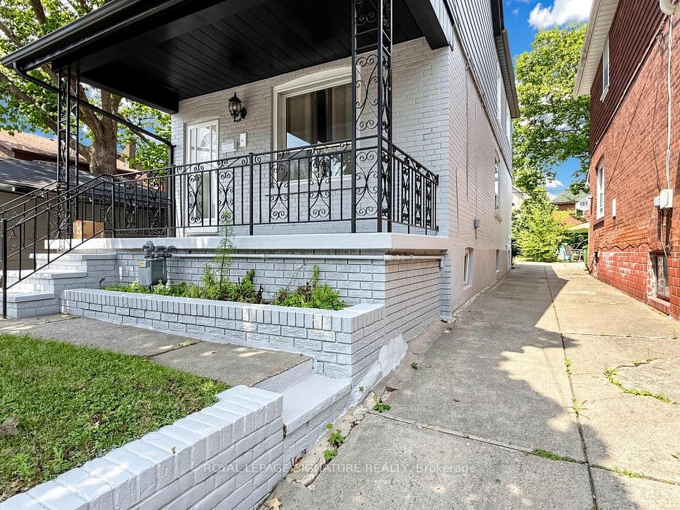 8 Harris Avenue, Toronto, ON M4C 1P4 – photo 2