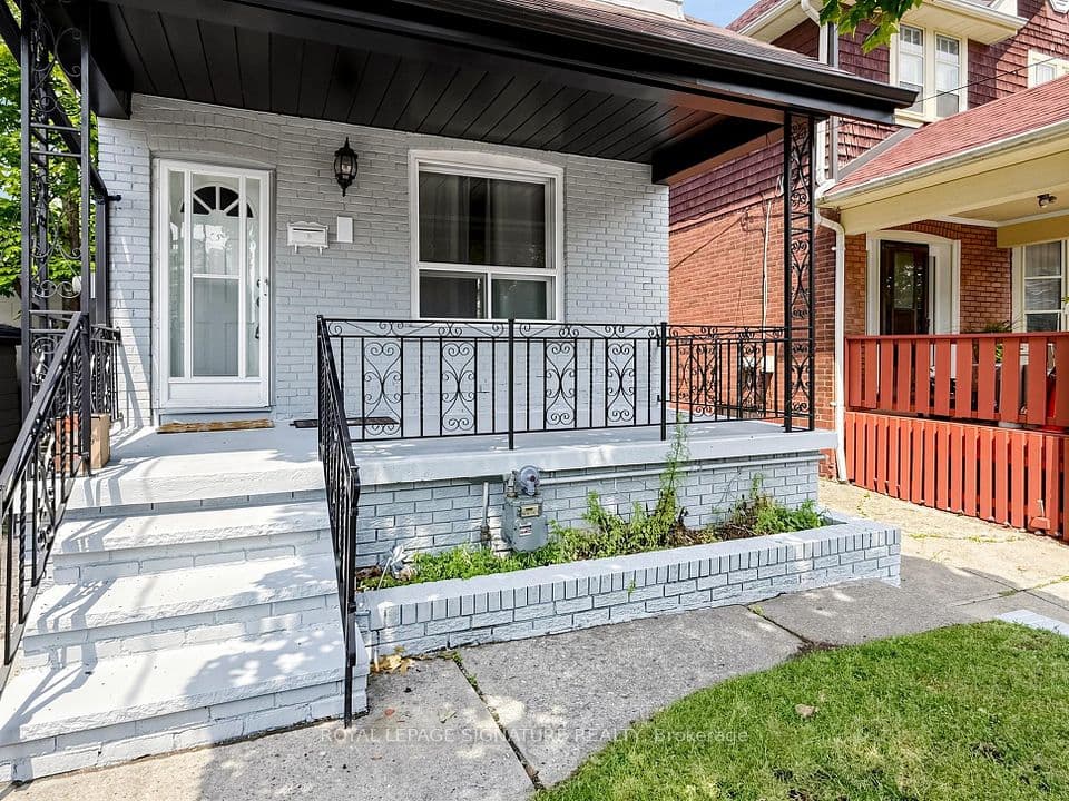 8 Harris Avenue, Toronto, ON M4C 1P4 – photo 3