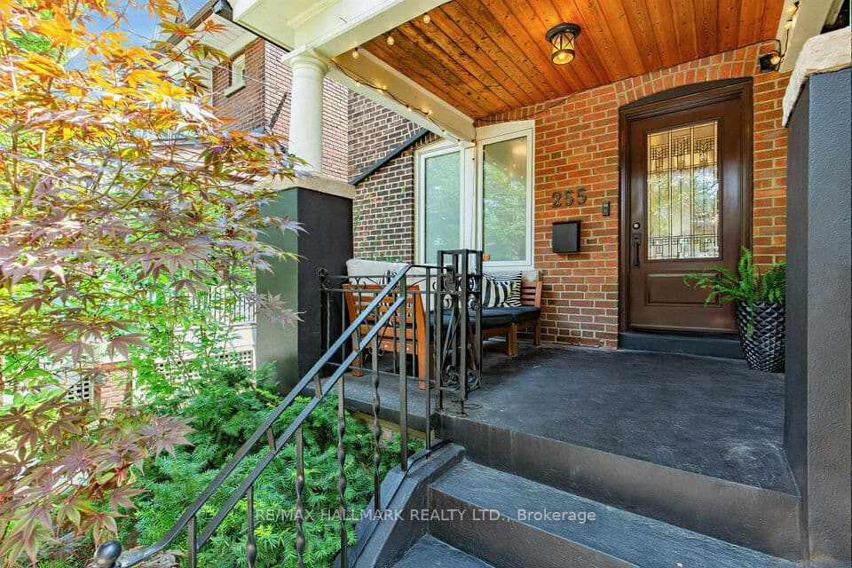 255 Strathmore Boulevard, Toronto, ON M4J 1P7 – photo 3