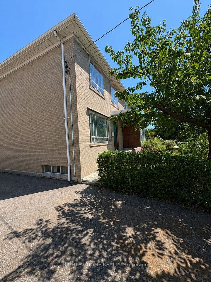 139 Vauxhall Drive, Toronto, ON M1P 1R5 – photo 2