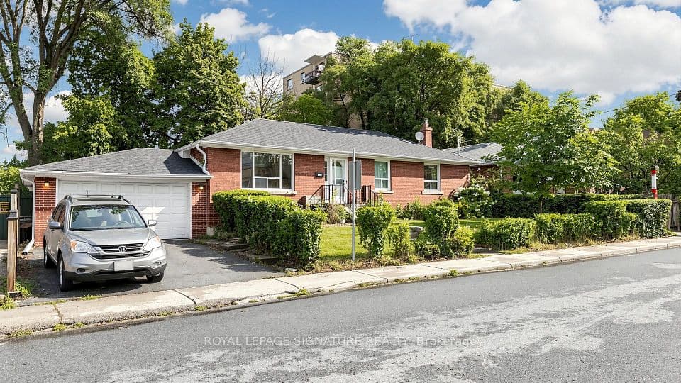 256 Ferris Road, Toronto, ON M4B 1H6 – main photo