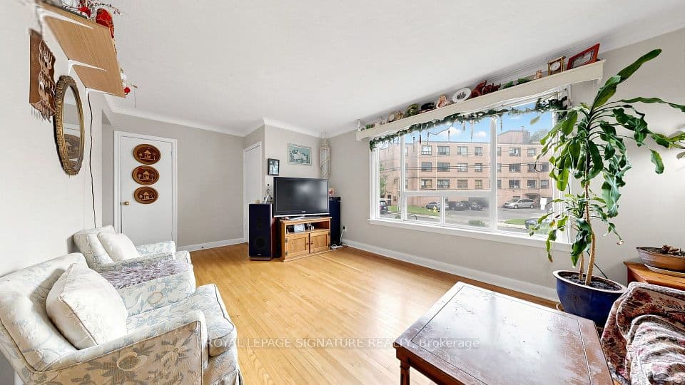 256 Ferris Road, Toronto, ON M4B 1H6 – photo 3