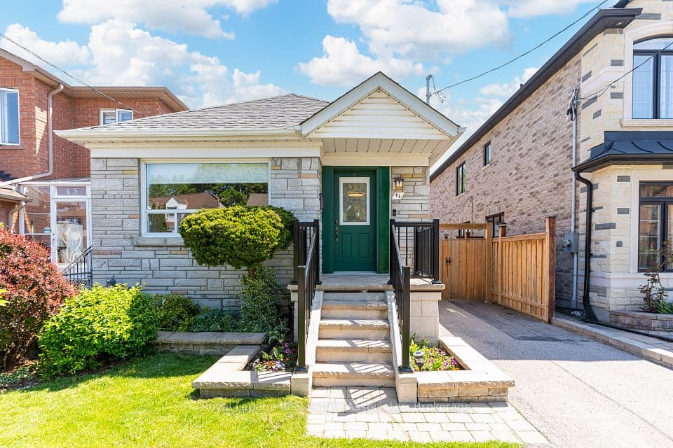 43 Heale Avenue, Toronto, ON M1N 3X6 – main photo