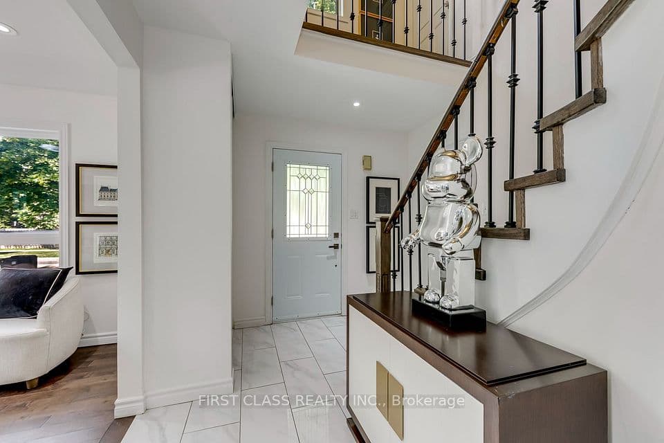 27 Alton Towers Circle, Toronto, ON M1V 3T2 – photo 3