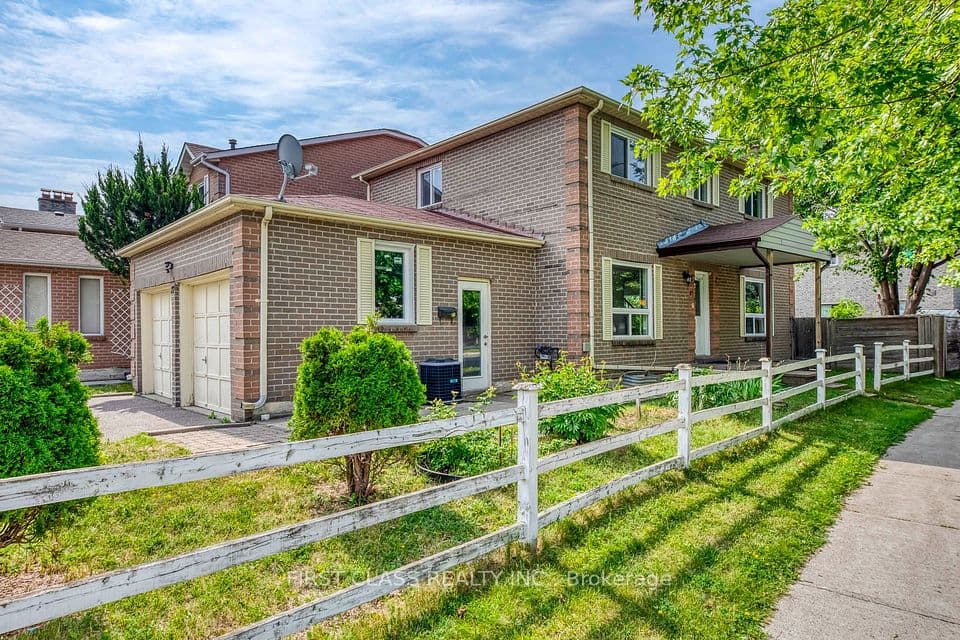 27 Alton Towers Circle, Toronto, ON M1V 3T2 – main photo
