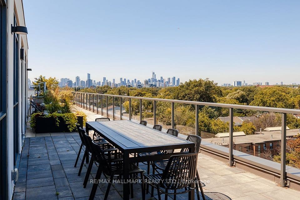 1331 Queen Street E 403, Toronto, ON M4L 0B1 – main photo