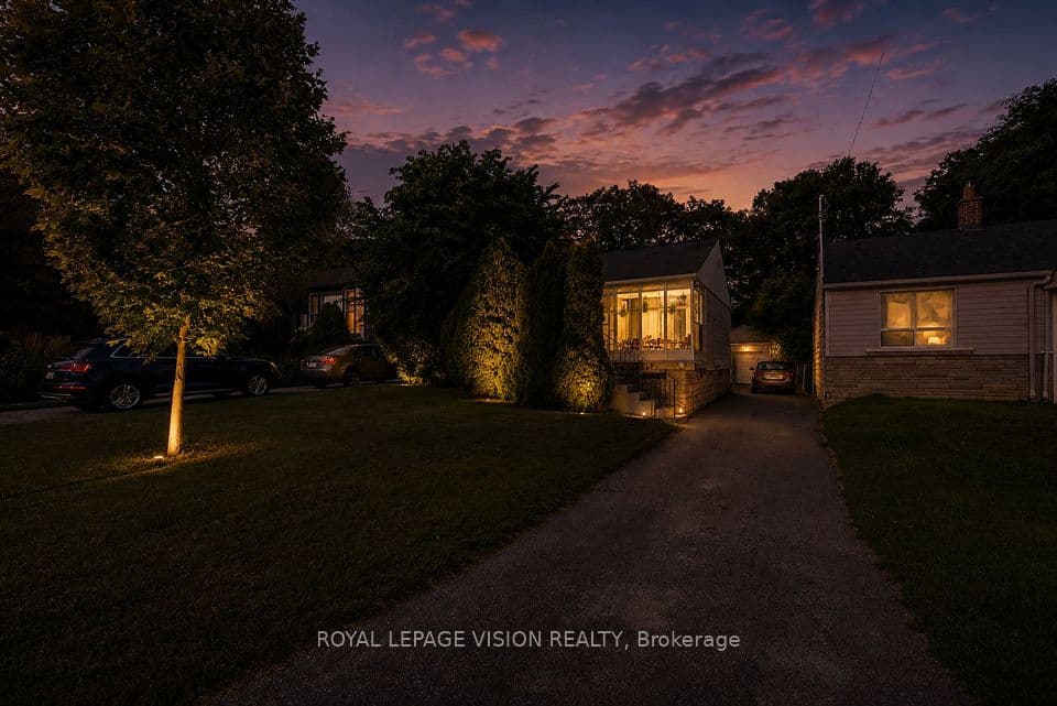 27 Eastville Avenue, Toronto, ON M1M 2N6 – main photo