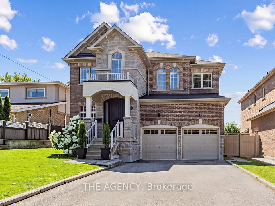 576 Oakwood Drive, Pickering, ON L1W 2W7 – main photo