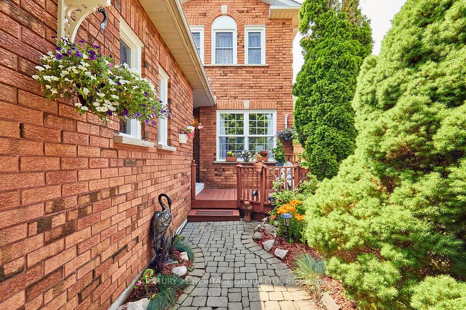 20 Old Colony Drive, Whitby, ON L1R 2A3 – photo 2