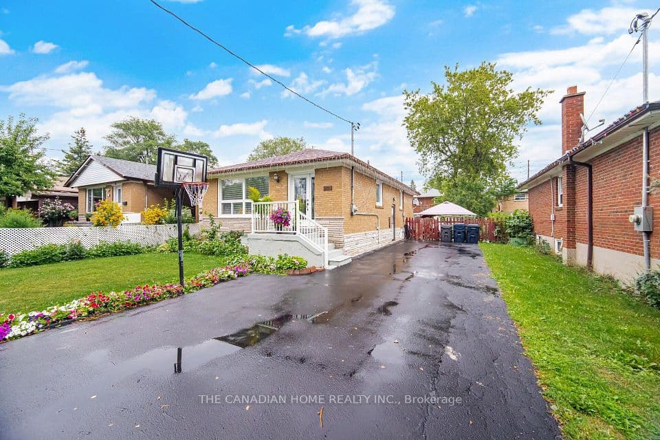 802 Brimorton Drive, Toronto, ON M1G 2S9 – main photo