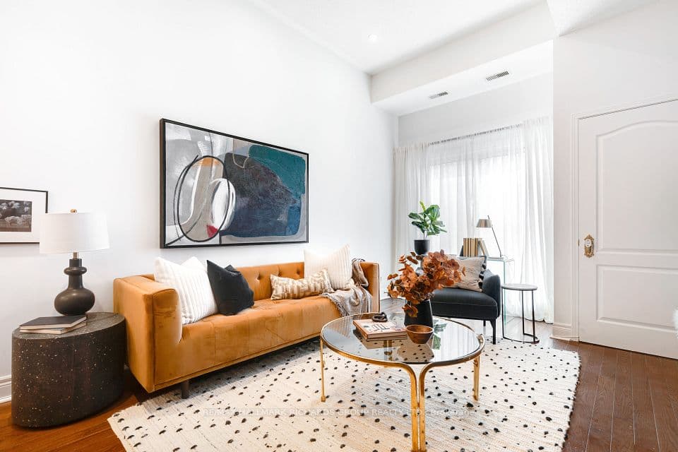 325 Kingston Road 101, Toronto, ON M4L 1T8 – main photo