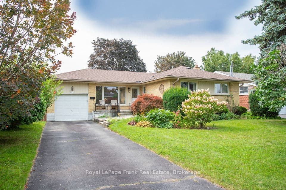 407 Glencastle Avenue, Oshawa, ON L1J 3K7 – main photo